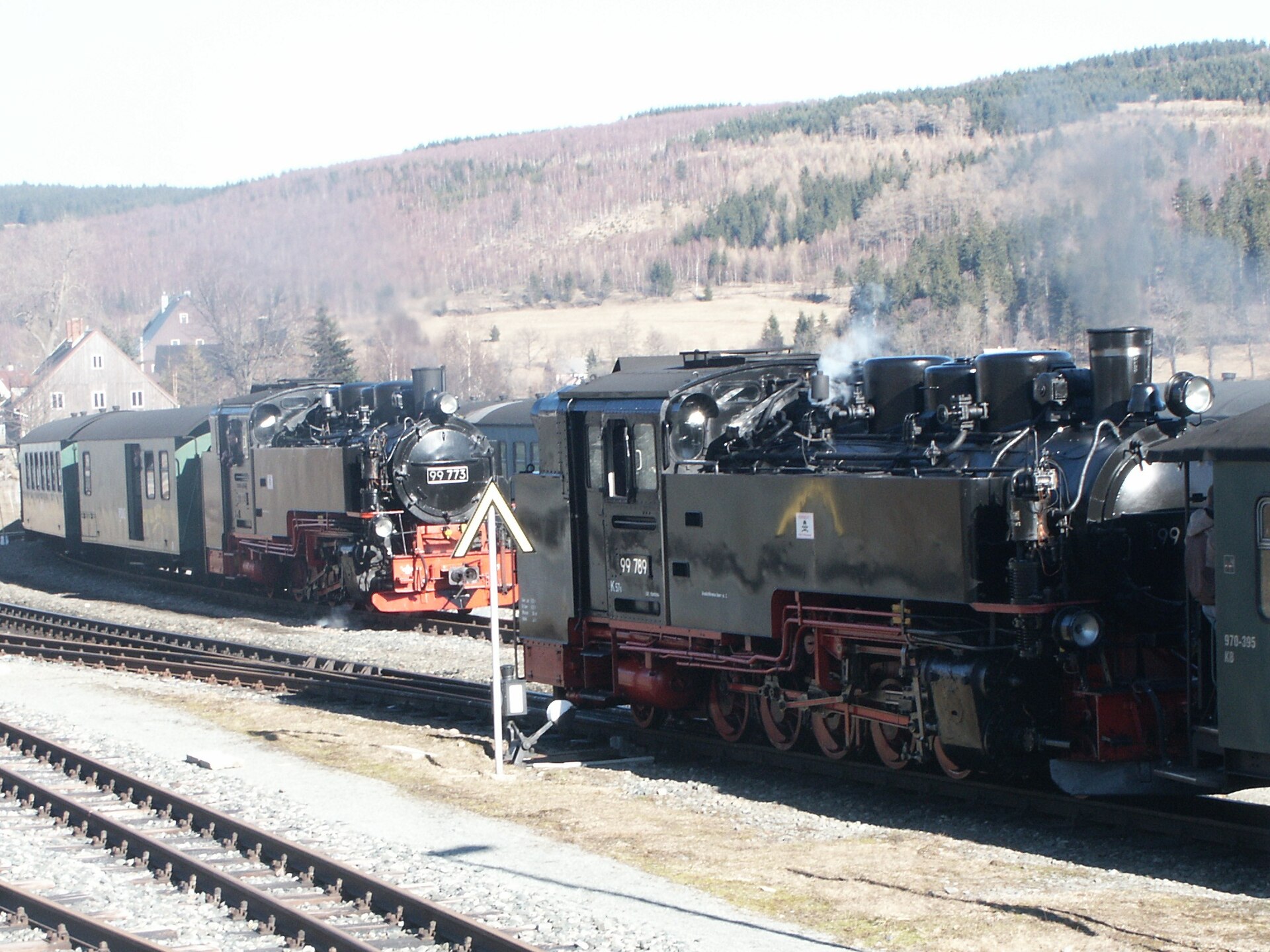 Zwei Dampfzüge der Fichtelbergbahn bei einer Zugkreuzung