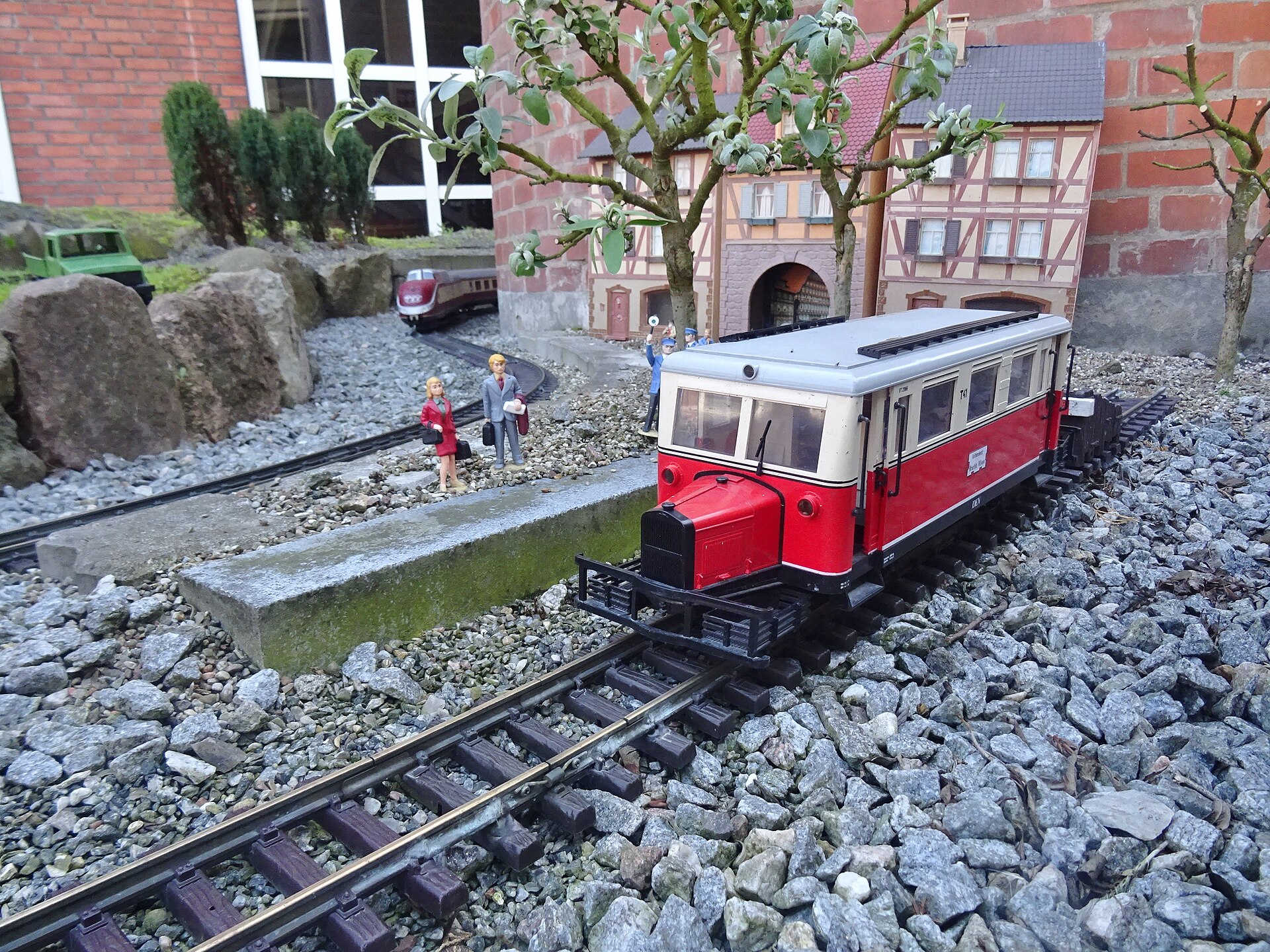 LGB-Gartenbahnanlage mit Triebwagen, Weiche und Bahnhofsszene