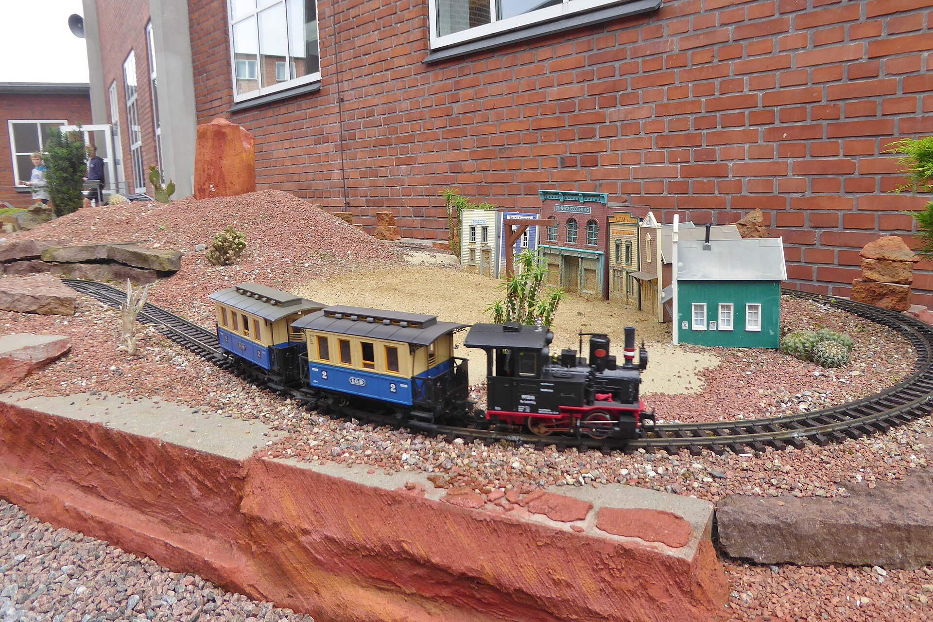 LGB-Zug vor einer Westernstadt auf einer Gartenbahnanlage